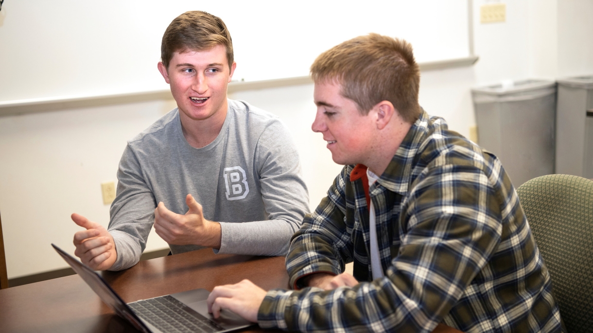 Freeman Fellows Help First-year Management Students Hit the Ground Running