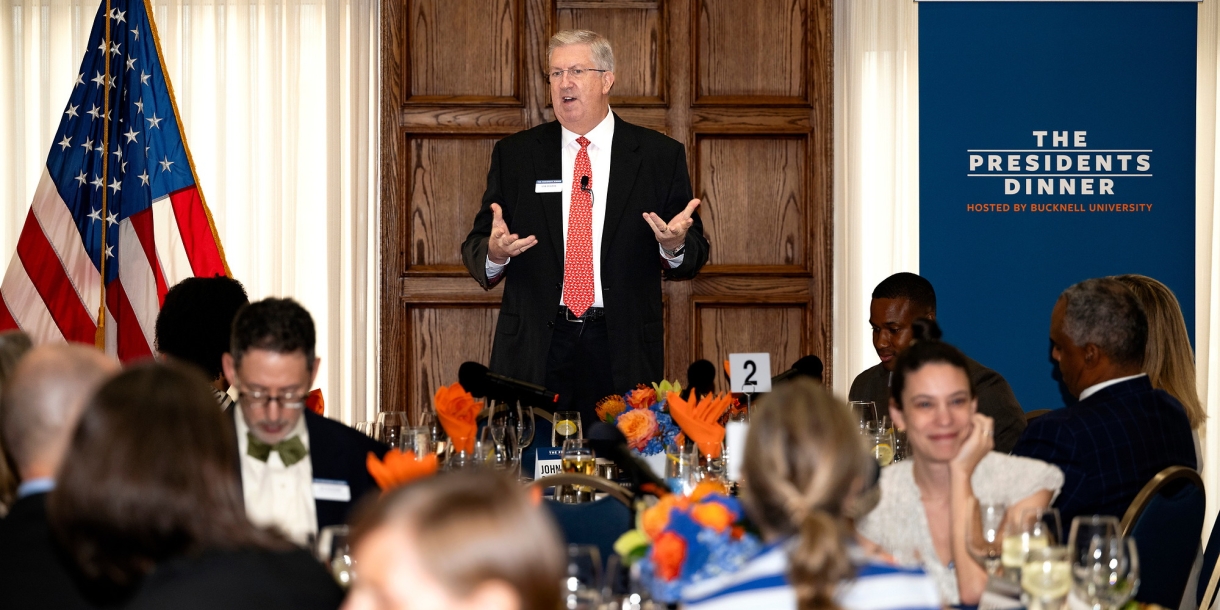 President John Bravman standing and speaking at The Presidents Dinner