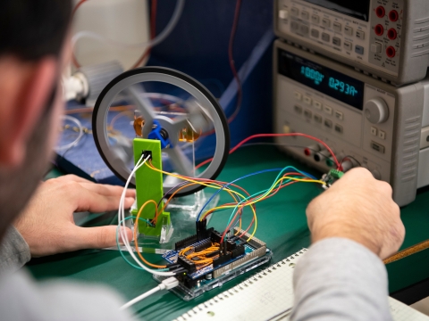  Students working in mechanical engineering lab